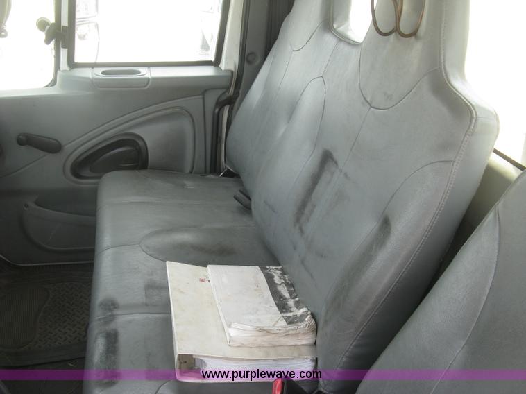 image for item J2780 2005 International 7300 bucket truck