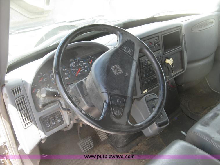 image for item J2780 2005 International 7300 bucket truck