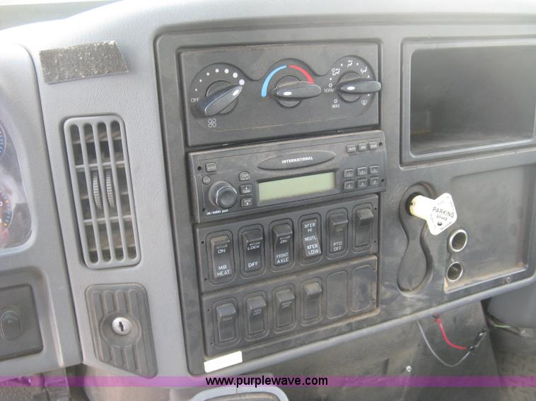 image for item J2780 2005 International 7300 bucket truck