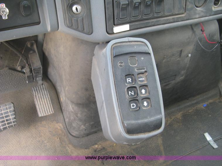 image for item J2780 2005 International 7300 bucket truck