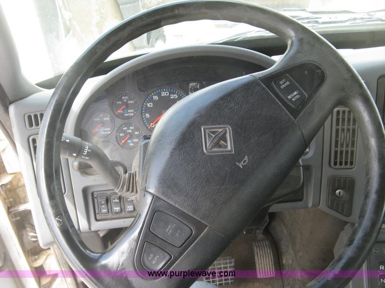 image for item J2780 2005 International 7300 bucket truck