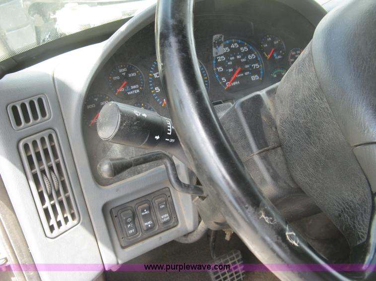 image for item J2780 2005 International 7300 bucket truck