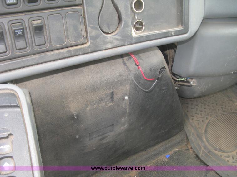 image for item J2780 2005 International 7300 bucket truck