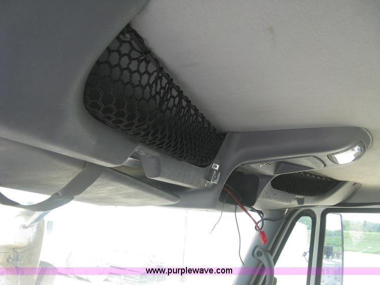 image for item J2780 2005 International 7300 bucket truck