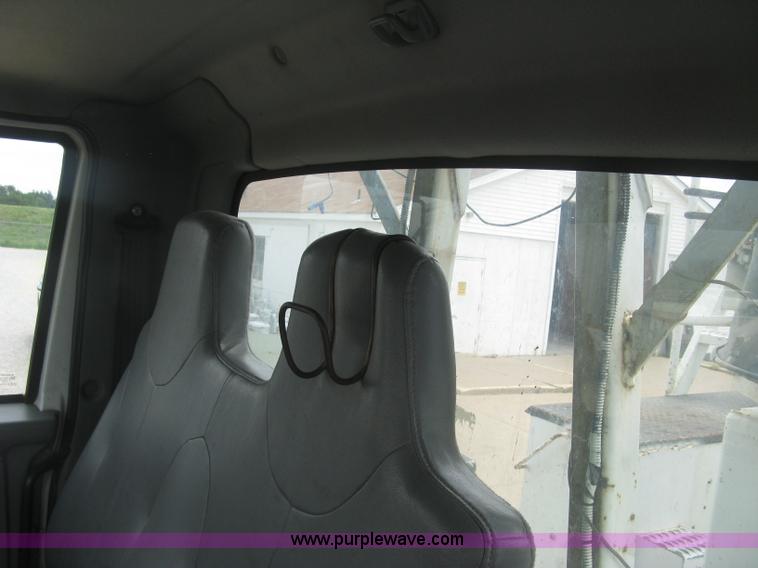 image for item J2780 2005 International 7300 bucket truck