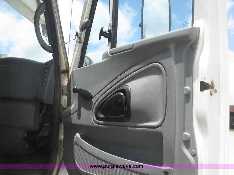 image for item J2780 2005 International 7300 bucket truck