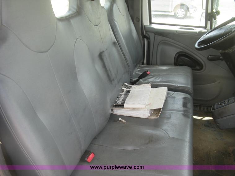 image for item J2780 2005 International 7300 bucket truck