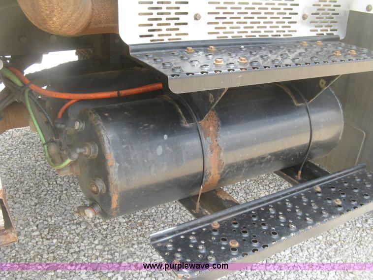 image for item J2780 2005 International 7300 bucket truck