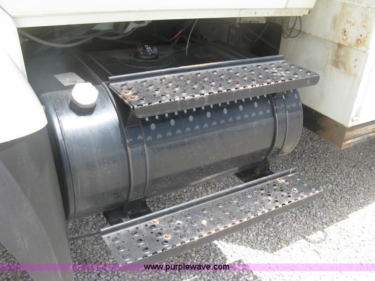 image for item J2780 2005 International 7300 bucket truck