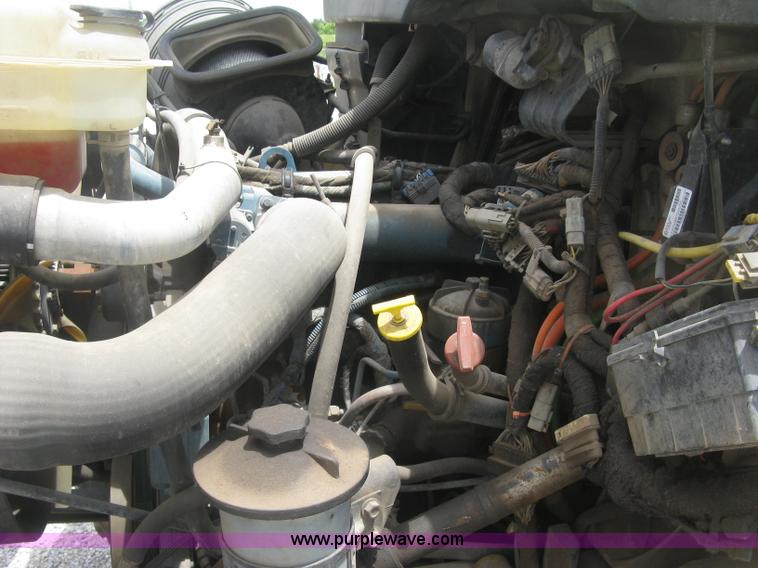 image for item J2780 2005 International 7300 bucket truck