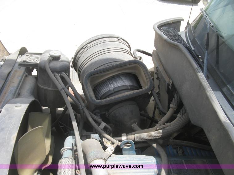 image for item J2780 2005 International 7300 bucket truck