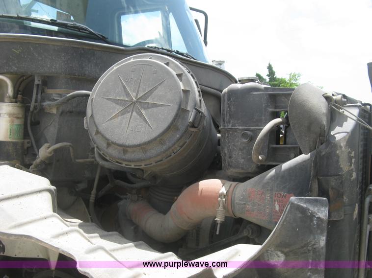 image for item J2780 2005 International 7300 bucket truck