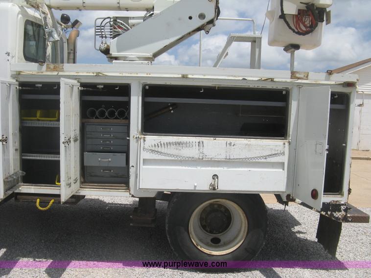 image for item J2780 2005 International 7300 bucket truck