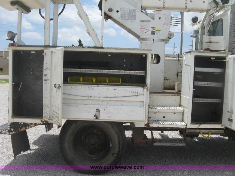 image for item J2780 2005 International 7300 bucket truck