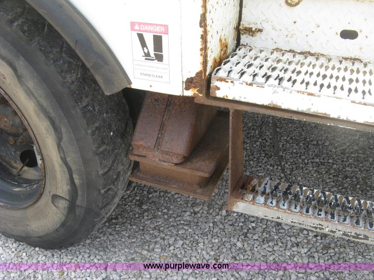 image for item J2780 2005 International 7300 bucket truck