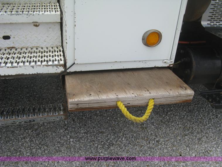 image for item J2780 2005 International 7300 bucket truck