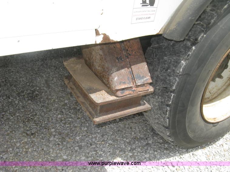 image for item J2780 2005 International 7300 bucket truck