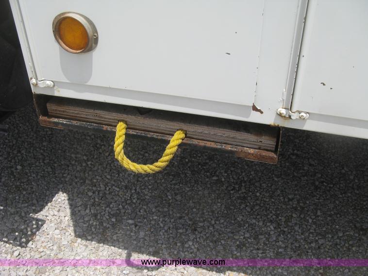 image for item J2780 2005 International 7300 bucket truck