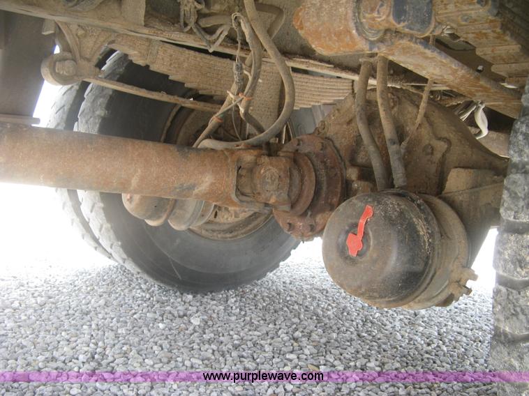 image for item J2780 2005 International 7300 bucket truck