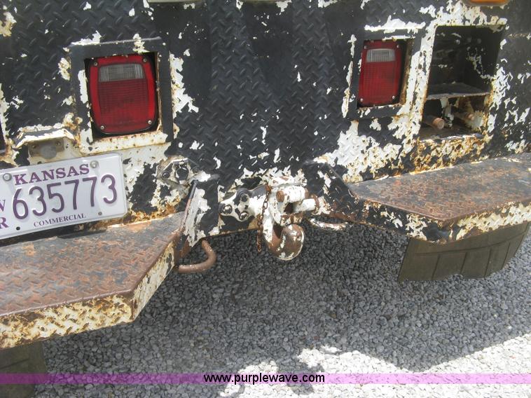 image for item J2780 2005 International 7300 bucket truck