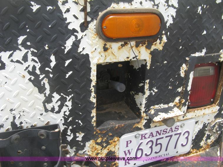 image for item J2780 2005 International 7300 bucket truck