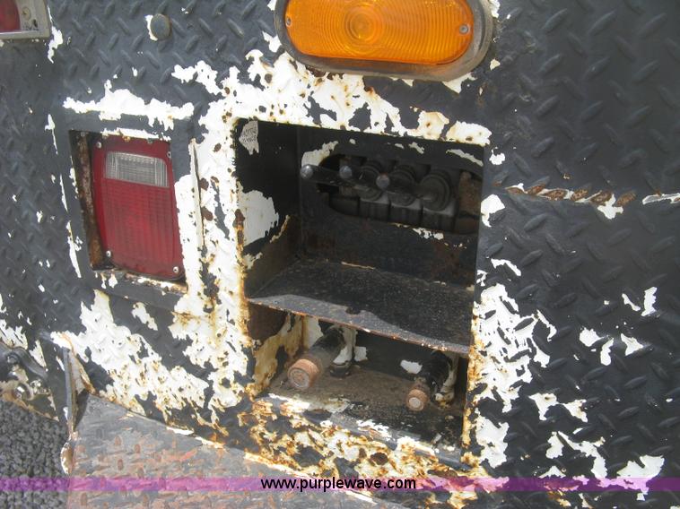 image for item J2780 2005 International 7300 bucket truck