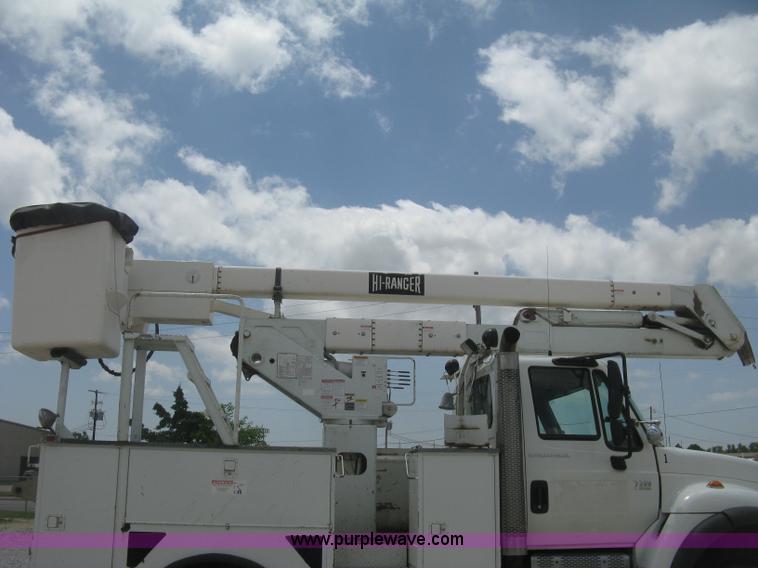 image for item J2780 2005 International 7300 bucket truck