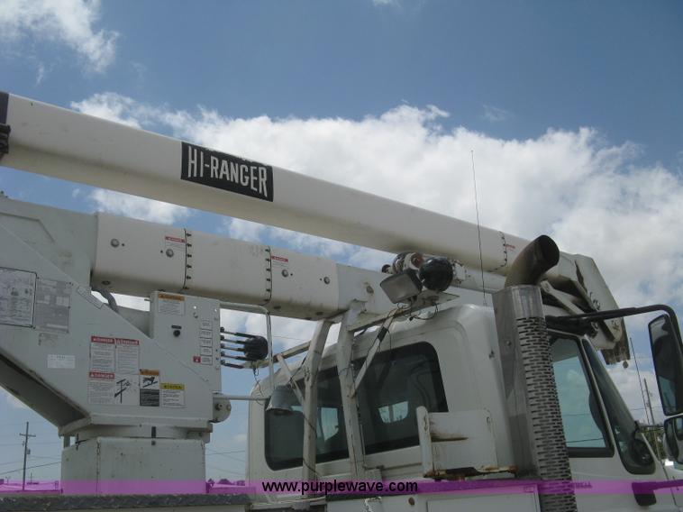 image for item J2780 2005 International 7300 bucket truck