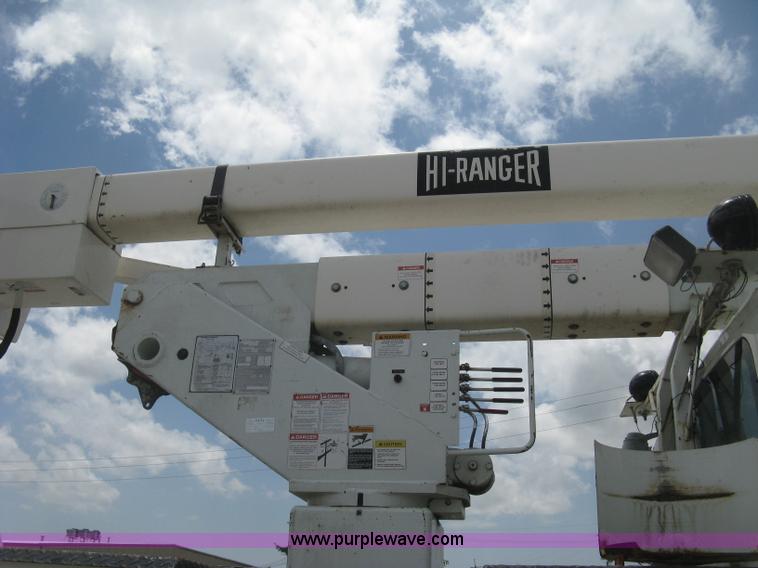 image for item J2780 2005 International 7300 bucket truck
