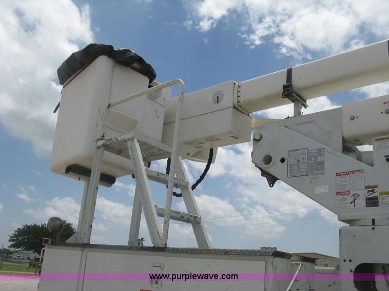 image for item J2780 2005 International 7300 bucket truck