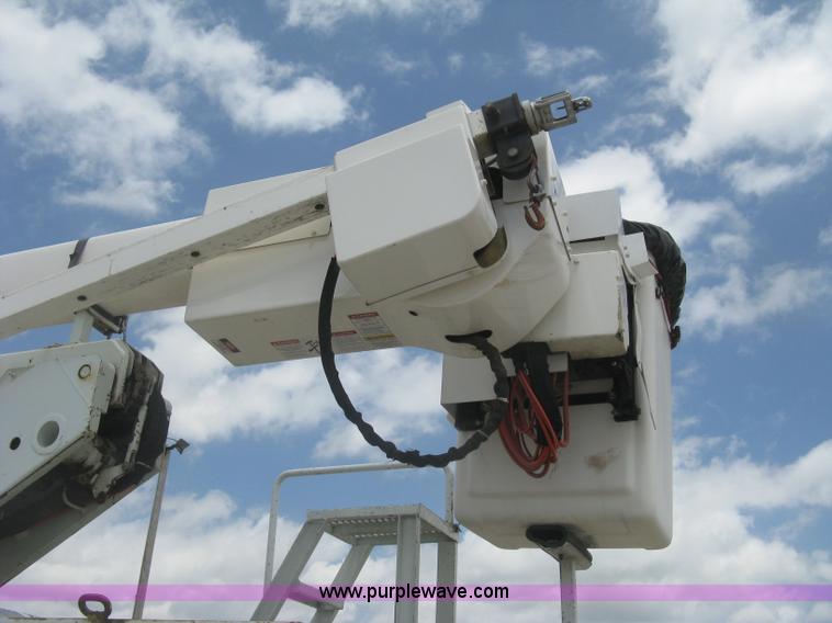 image for item J2780 2005 International 7300 bucket truck