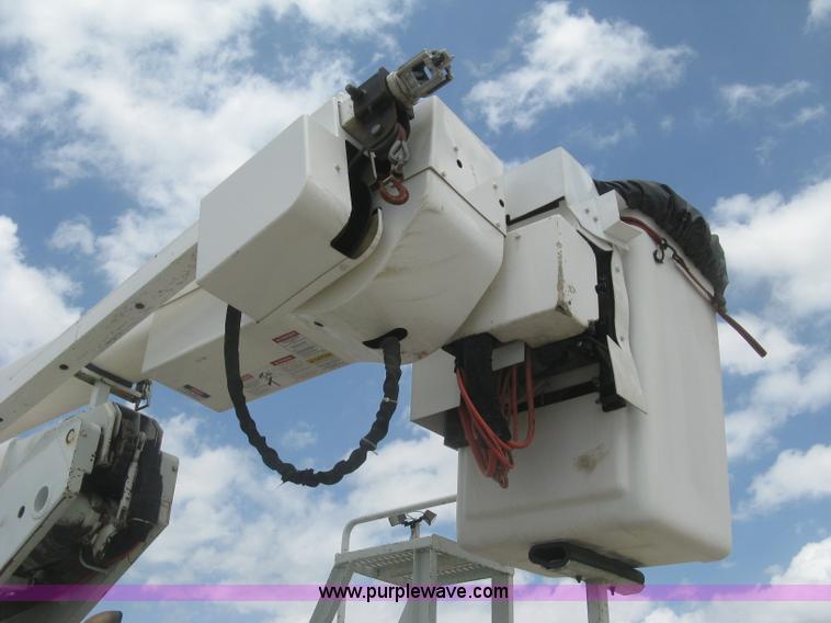 image for item J2780 2005 International 7300 bucket truck