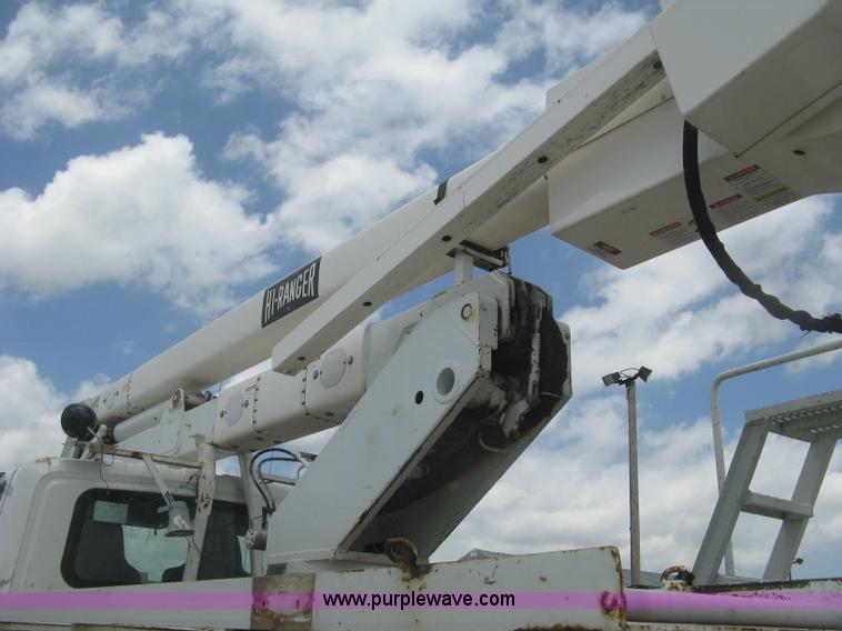 image for item J2780 2005 International 7300 bucket truck