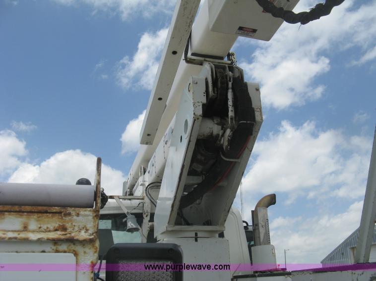 image for item J2780 2005 International 7300 bucket truck