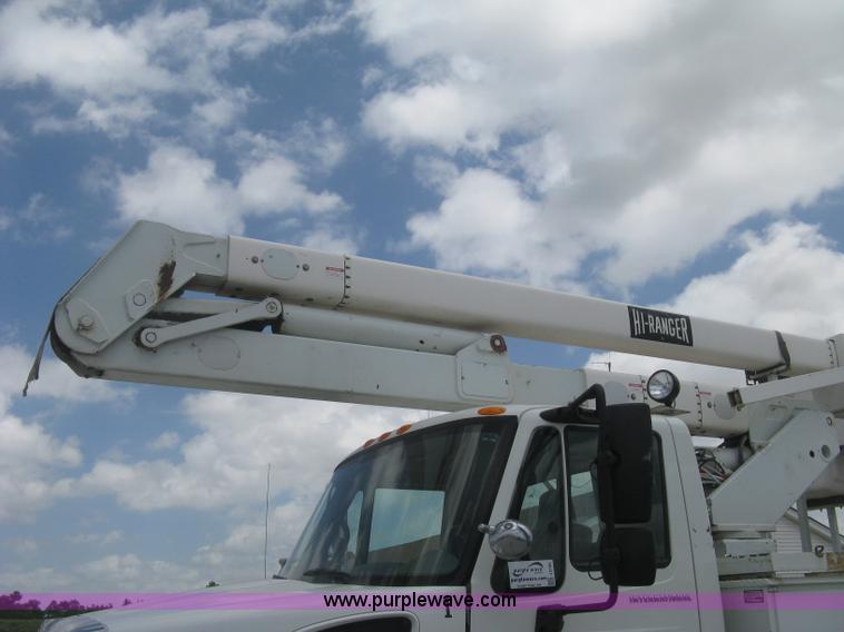 image for item J2780 2005 International 7300 bucket truck