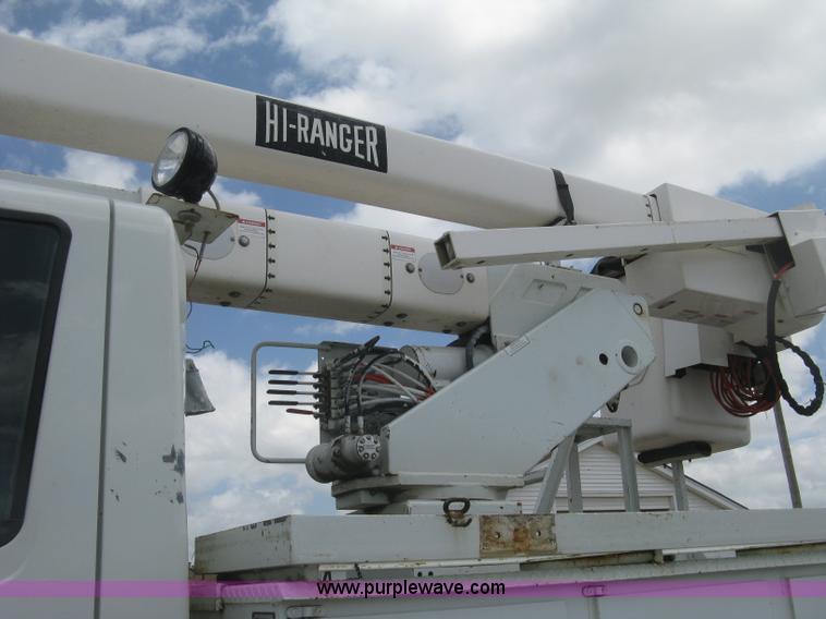 image for item J2780 2005 International 7300 bucket truck