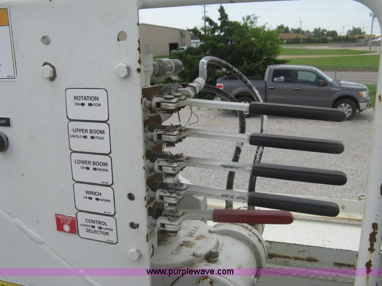 image for item J2780 2005 International 7300 bucket truck