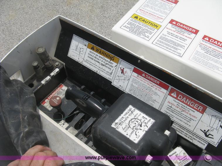 image for item J2780 2005 International 7300 bucket truck