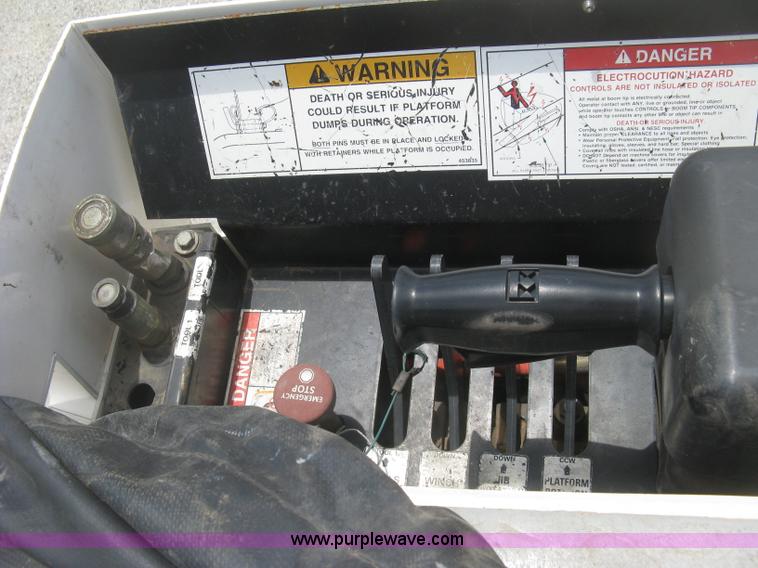 image for item J2780 2005 International 7300 bucket truck