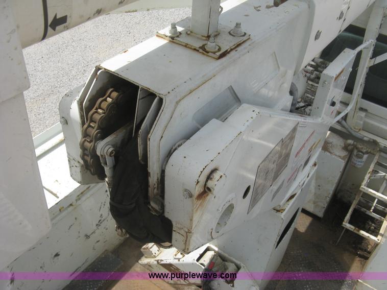 image for item J2780 2005 International 7300 bucket truck