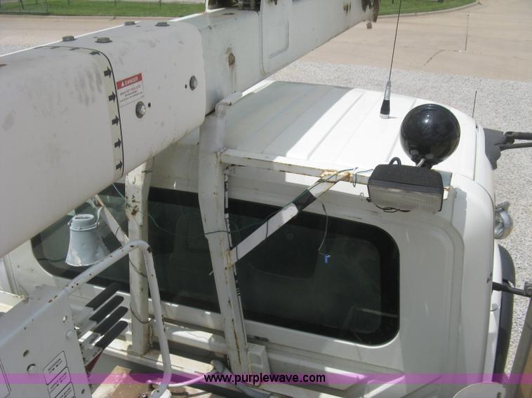 image for item J2780 2005 International 7300 bucket truck
