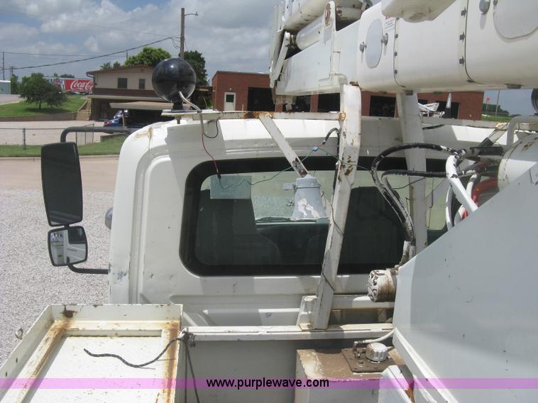 image for item J2780 2005 International 7300 bucket truck