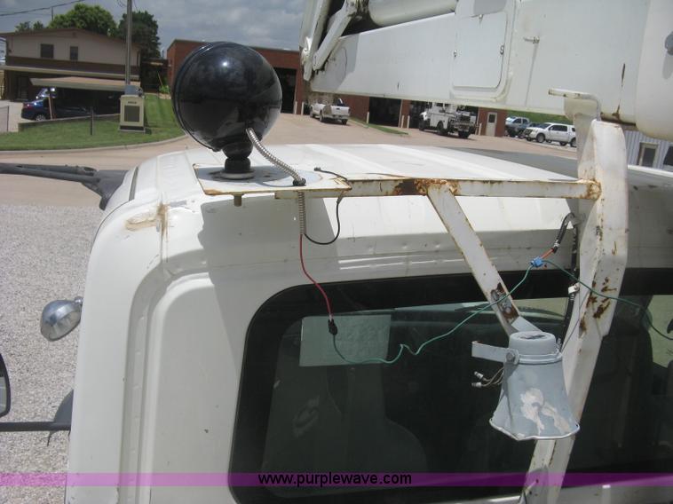 image for item J2780 2005 International 7300 bucket truck