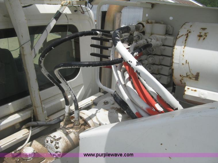 image for item J2780 2005 International 7300 bucket truck