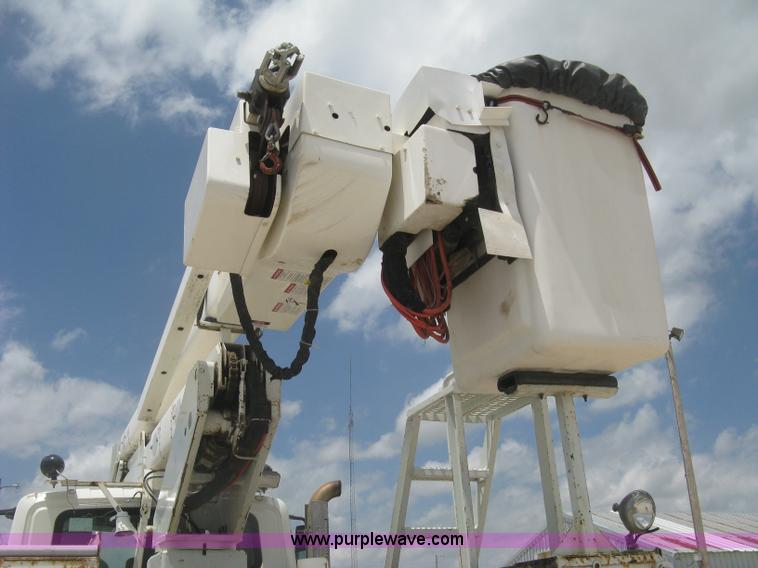 image for item J2780 2005 International 7300 bucket truck