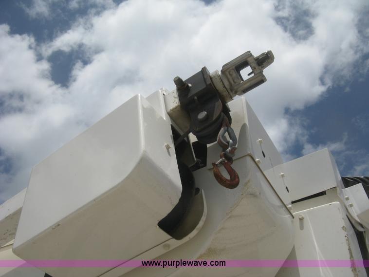 image for item J2780 2005 International 7300 bucket truck