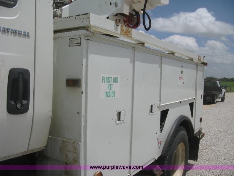 image for item J2780 2005 International 7300 bucket truck