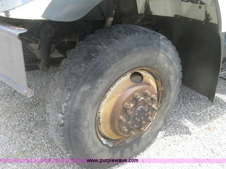 image for item J2780 2005 International 7300 bucket truck