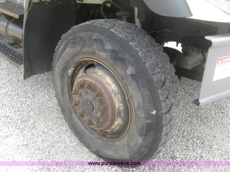 image for item J2780 2005 International 7300 bucket truck