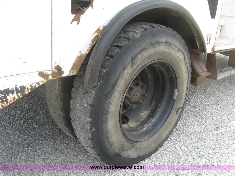 image for item J2780 2005 International 7300 bucket truck